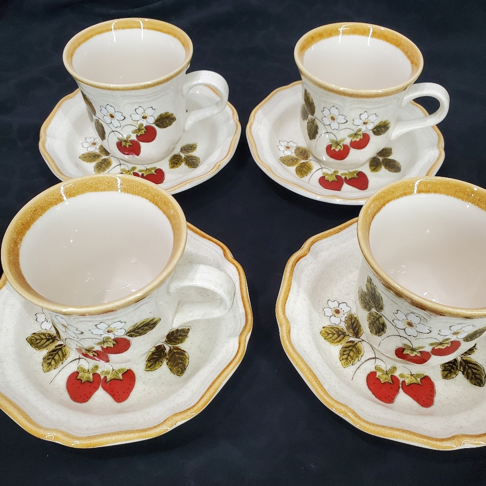 MIKASA  Srawberry Festival MCM Coffee/Tea Cups & Saucers- Set of 4 Made in Japan